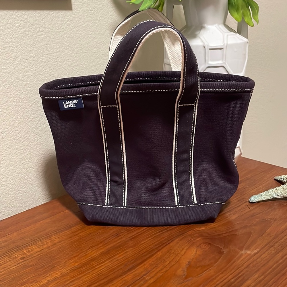 Small tote bag.